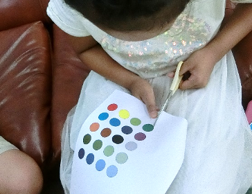 実験用の色プレートを作成する児童