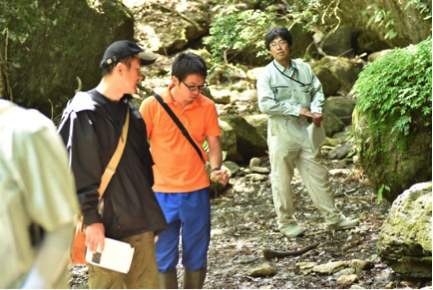 礫岩や化石を観察・採集する参加者