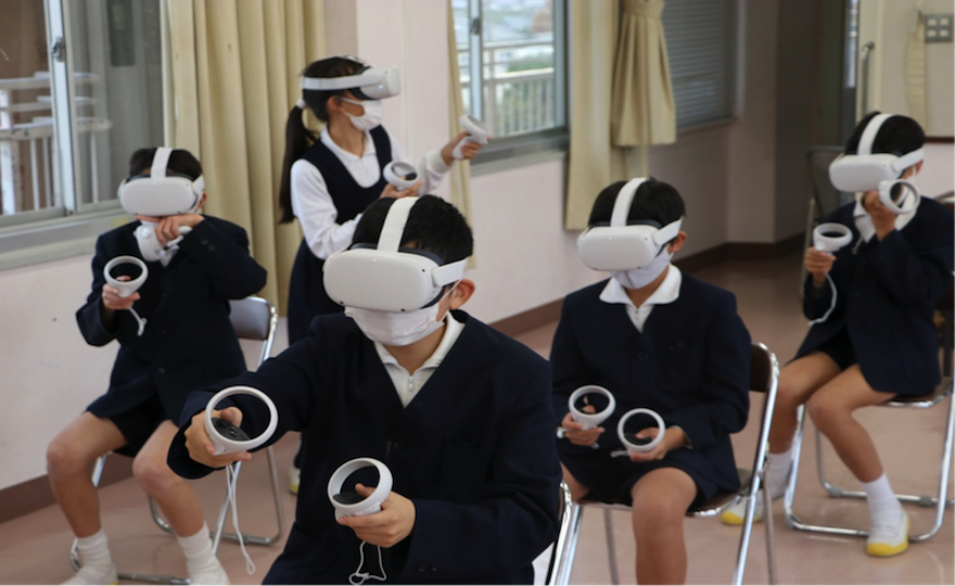 VR映像で霞堤の調査を行う児童