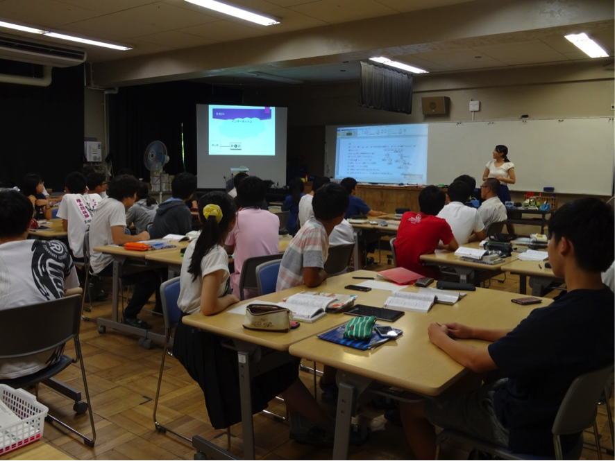 「写真３」　授業全体風景。解説しているのは関西大学総合情報学部の学生Ｙさん
