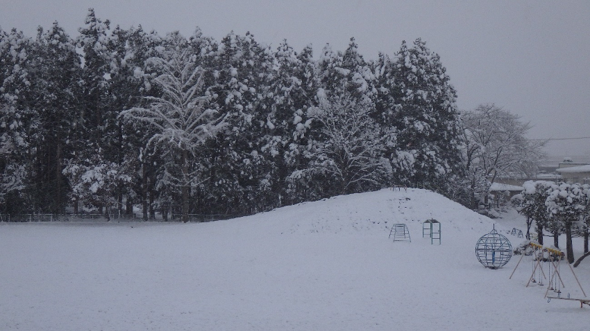 大雪が降った直後の古川第二小学校の校庭です。スキーができそうな築山が見えます。