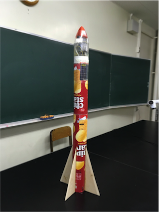 ポテトチップスの空き容器を 用い作成したロケット。上部にエコサット２を搭載します。