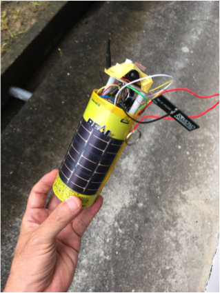 エコサット２の本体。周囲に太陽電池を巻かれた太陽電池で電力をまかなっています。