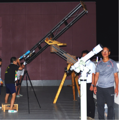 昇降装置をつけた空気望遠鏡と10㎝屈折望遠鏡
