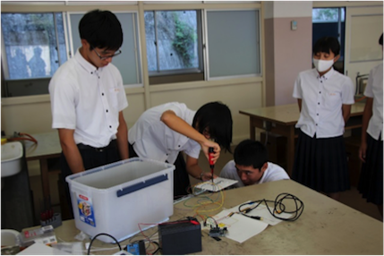 生徒が観測機を組み立てている様子。